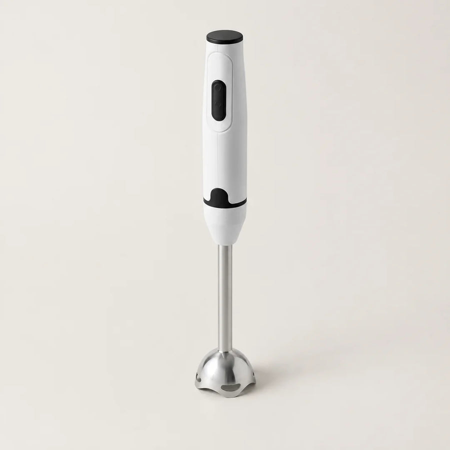 Mixeur plongeant 300 W blanc et noir, poignée blanche à bouton noir et pied inox en cloche, debout sur fond clair
