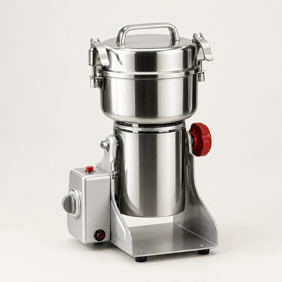 Moulin électrique oscillant en inox 800 g sur support en U, boîtier gris à gauche et molette rouge, sur fond blanc cassé