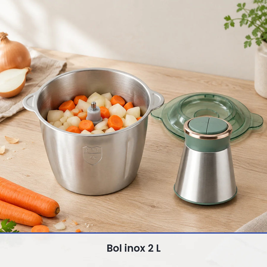 Bol inox de 2 L du hachoir électrique vert sauge rempli d'oignons et de carottes, couvercle et moteur posés à côté