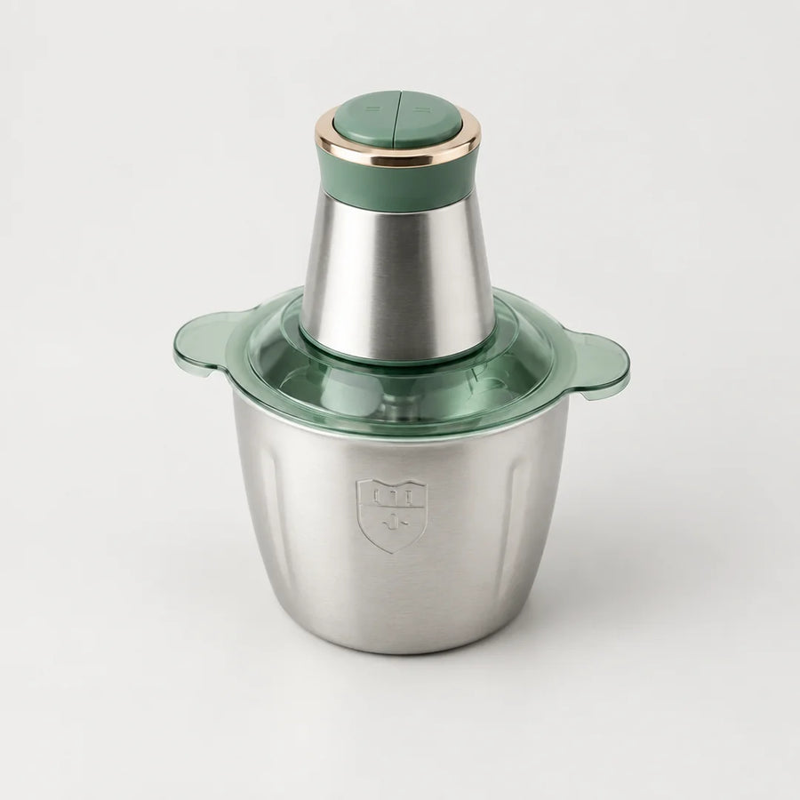 Hachoir électrique inox 2L à dessus et couvercle vert sauge, bol inox gravé d'un écusson, sur fond blanc cassé