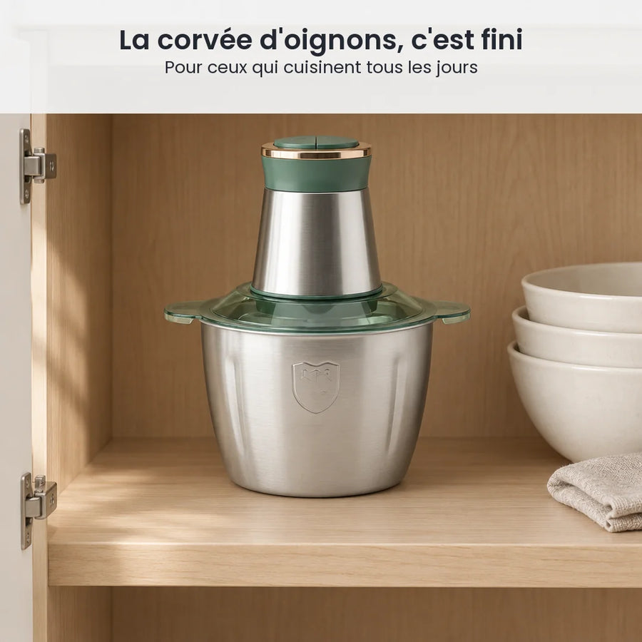 Hachoir électrique inox 2L vert sauge rangé dans un placard de cuisine en bois clair à côté de saladiers empilés
