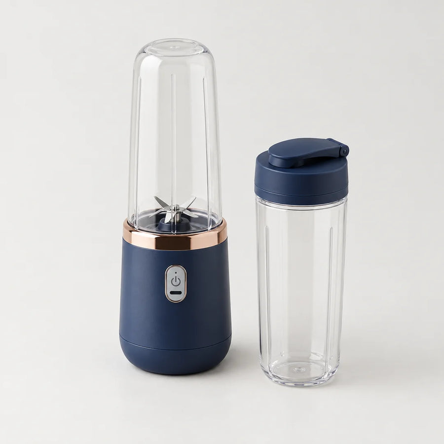 Blender portable bleu marine à bague cuivrée avec ses deux gobelets de 400 ml, dont un fermé par son couvercle de voyage