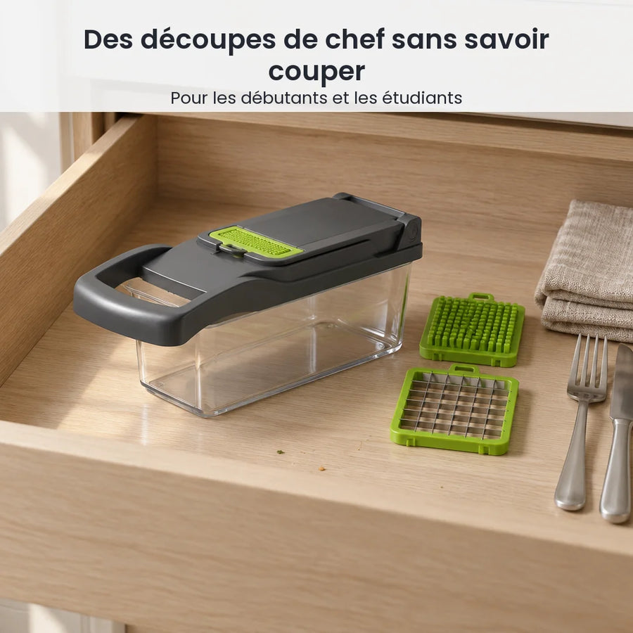 Coupe-légumes 12 en 1 fermé rangé dans un tiroir de cuisine en bois clair, poussoir et grille de découpe verts à côté