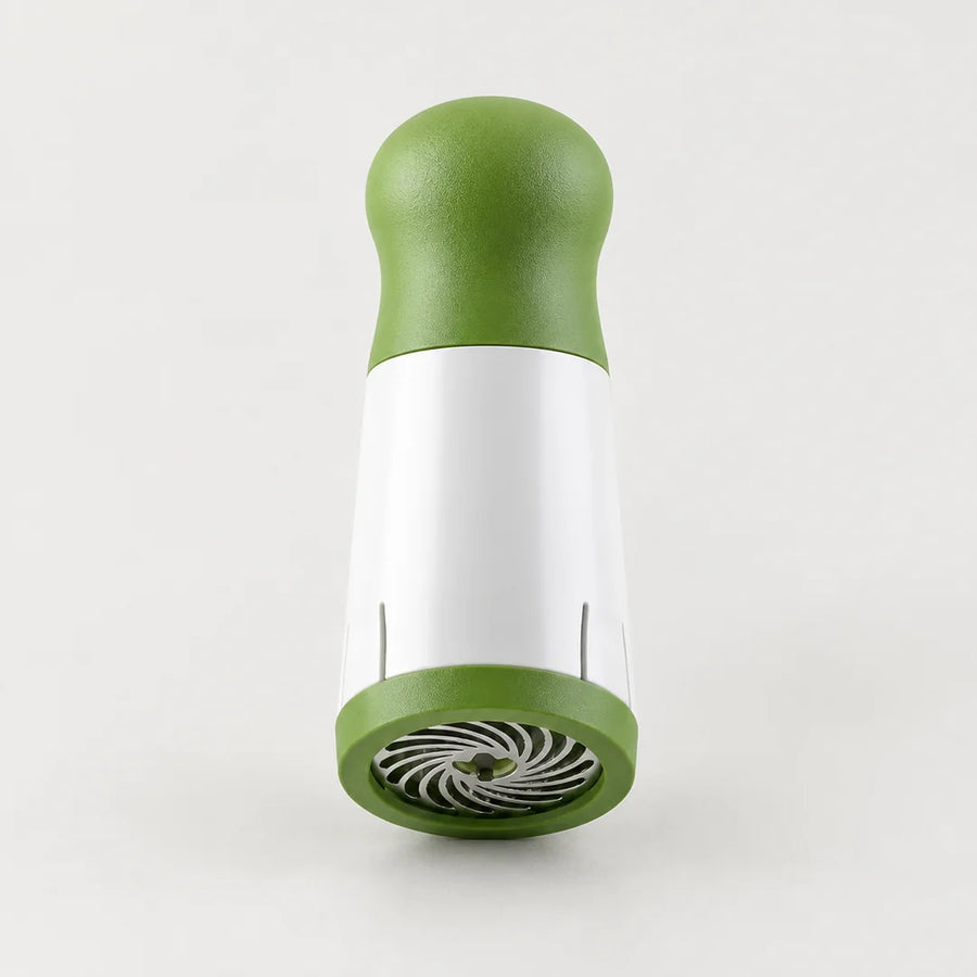 Moulin à herbes manuel : capuchon vert arrondi, corps blanc et grille de coupe ronde verte à lames inox, sur fond clair