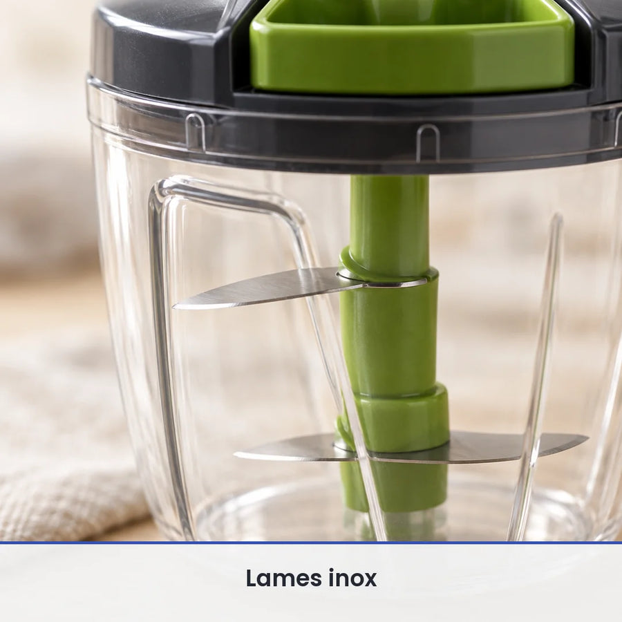 Gros plan sur les lames inox fixées sur l'axe vert du hachoir à ficelle 1 000 ml, vues à travers le bol transparent