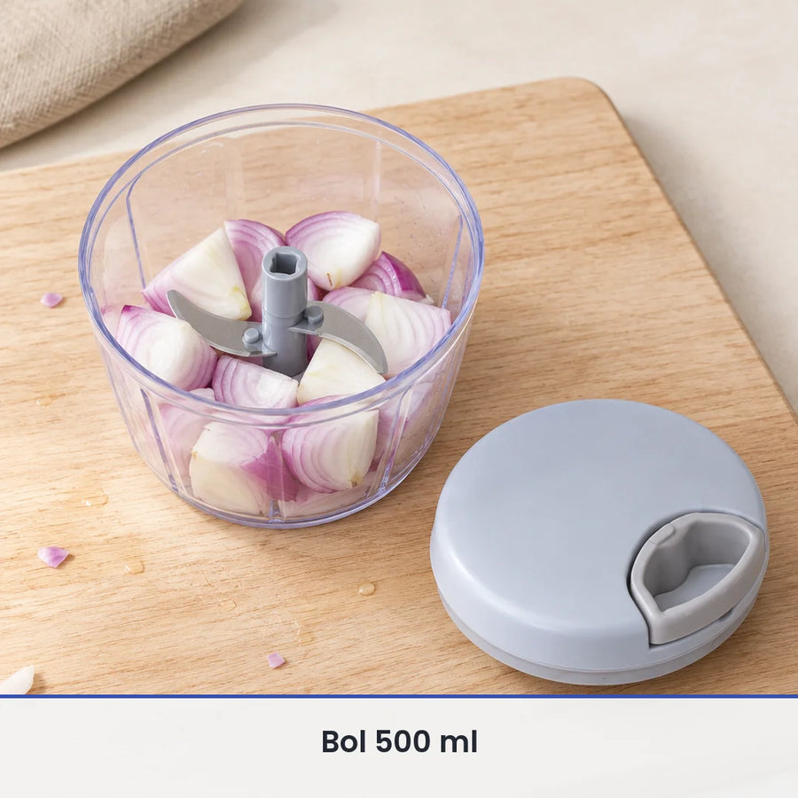 Bol transparent de 500 ml du hachoir à ficelle rempli d'oignons rouges coupés en quatre, couvercle bleu-gris à côté