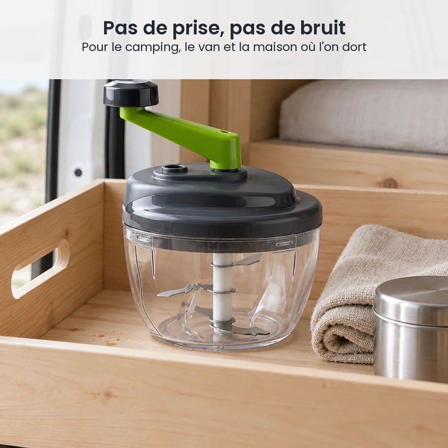 Hachoir manuel à manivelle 520 ml rangé dans une caisse en bois clair à l'intérieur d'un van aménagé