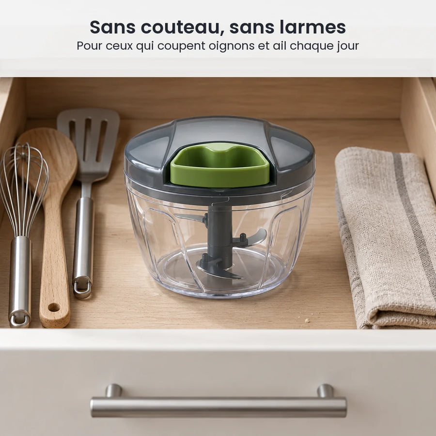 Hachoir manuel à ficelle 600 ml à poignée verte rangé dans un tiroir de cuisine, entre des ustensiles et un torchon