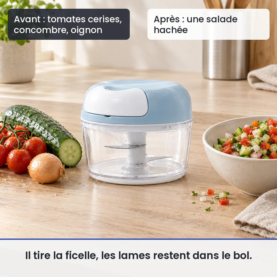 Avant/après avec le hachoir manuel à ficelle multifonction bleu : tomates cerises, concombre, oignon, puis une salade hachée