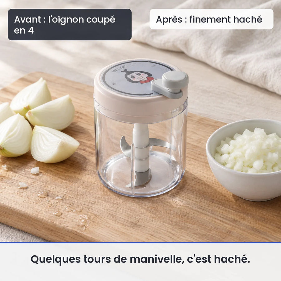 Avant/après avec le hachoir rotatif rose 400 ml : l'oignon coupé en 4, puis finement haché