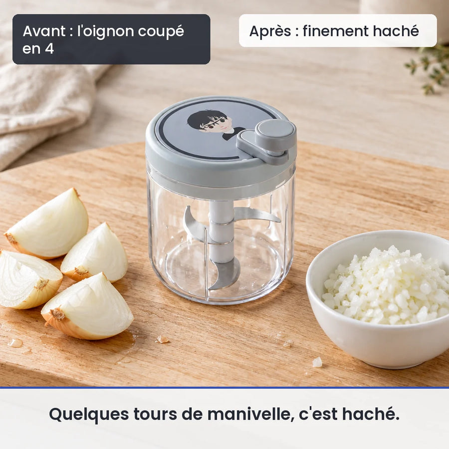 Avant/après avec le hachoir rotatif vert 400 ml : l'oignon coupé en 4, puis finement haché