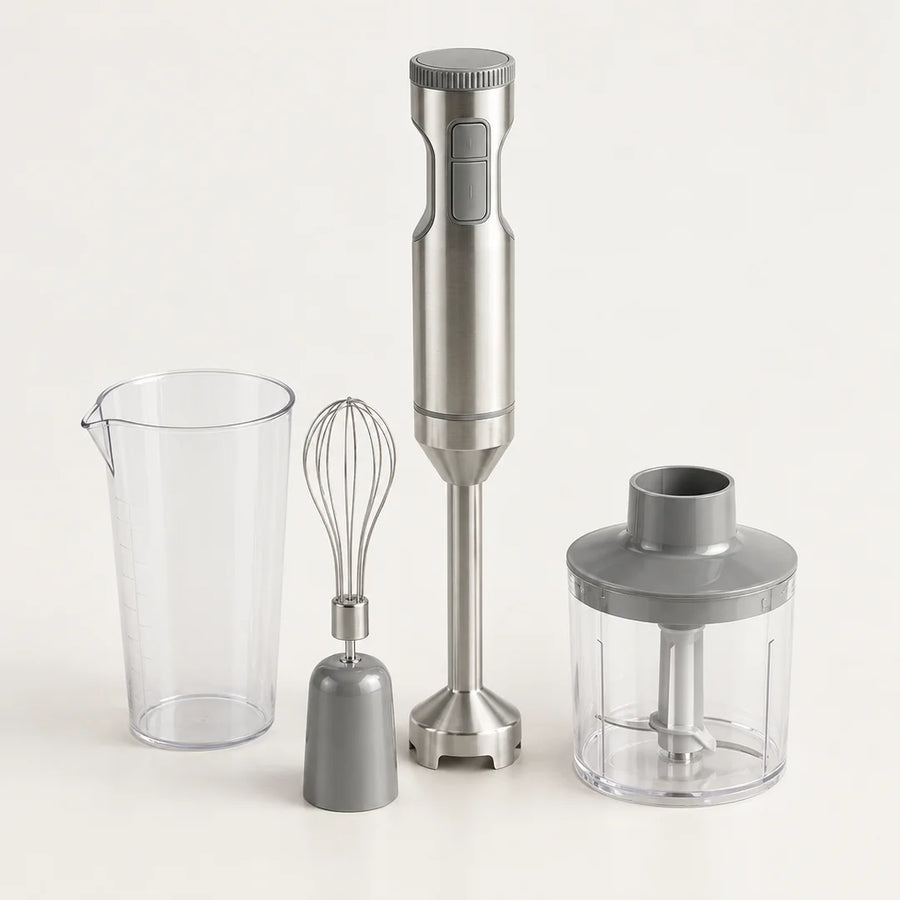 Mixeur plongeant 4 en 1 en inox 304 avec gobelet à bec verseur, fouet et bol hachoir à couvercle gris, sur fond blanc cassé