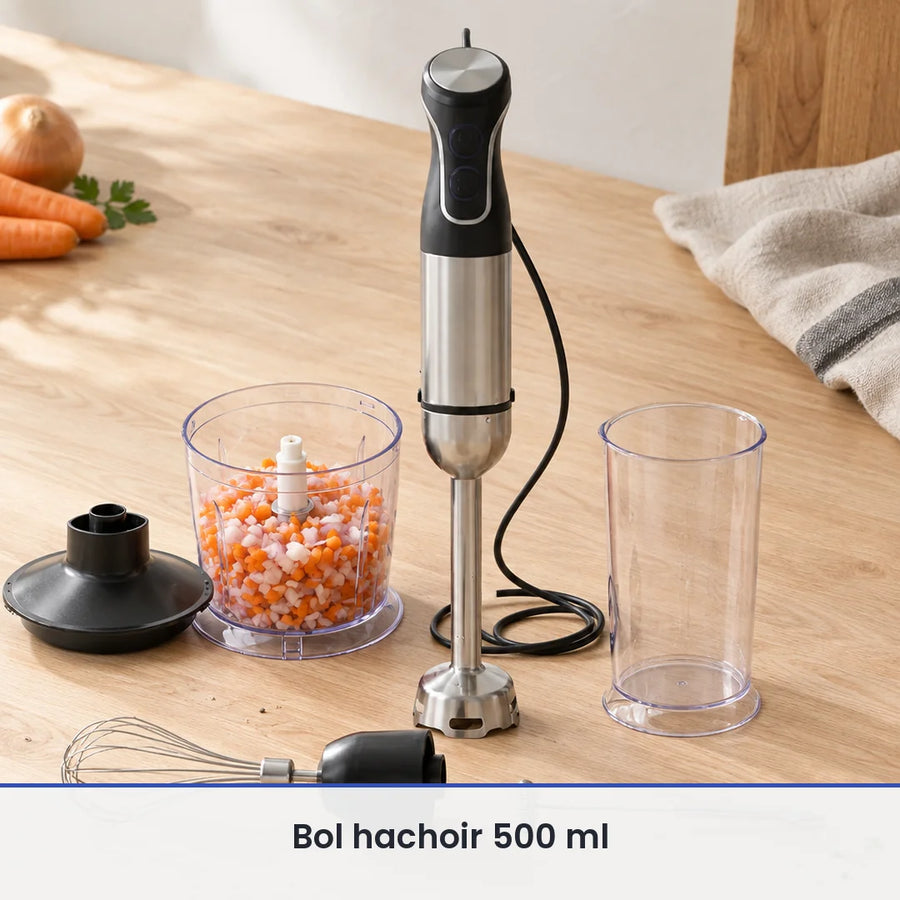 Bol hachoir de 500 ml du mixeur 5 en 1 rempli d'oignons et de carottes hachés, couvercle noir posé à côté