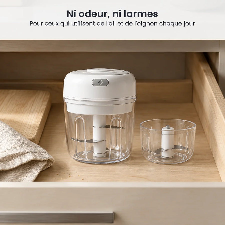 Mini hachoir électrique blanc et ses deux bols de 100 et 250 ml rangés dans un tiroir de cuisine en bois clair
