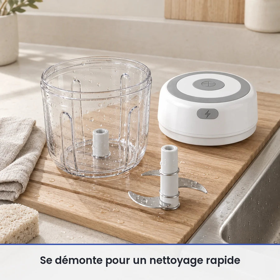 Bol de 250 ml et couteau du mini hachoir électrique blanc lavés sur une planche près de l'évier, couvercle-moteur au sec