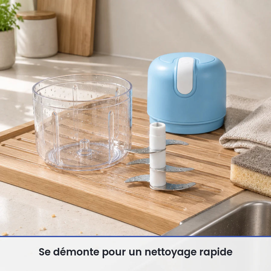 Bol transparent et couteau du mini hachoir bleu ciel lavés sur un égouttoir près de l'évier, couvercle-moteur posé au sec