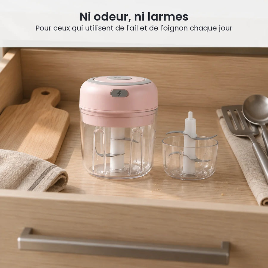 Mini hachoir électrique rose et ses deux bols de 100 et 250 ml rangés dans un tiroir de cuisine en bois clair