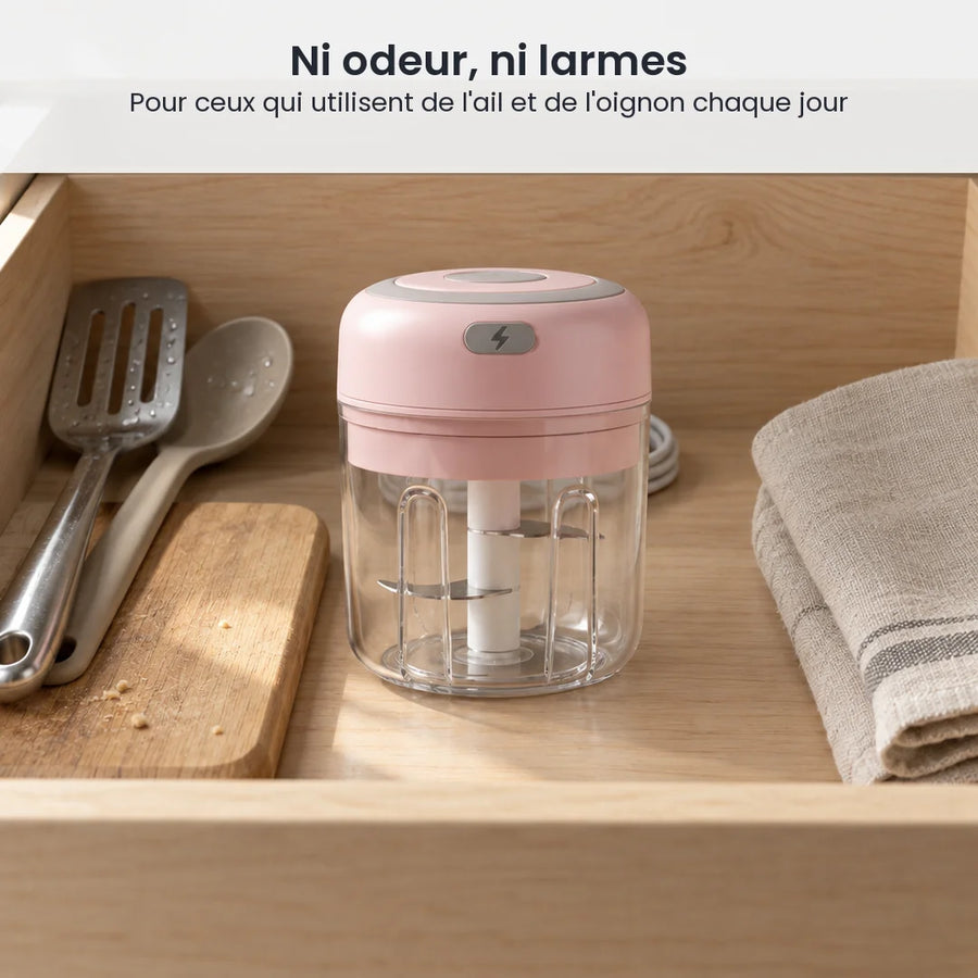 Mini hachoir électrique rose poudré 250 ml rangé dans un tiroir de cuisine en bois clair, entre ustensiles et torchon