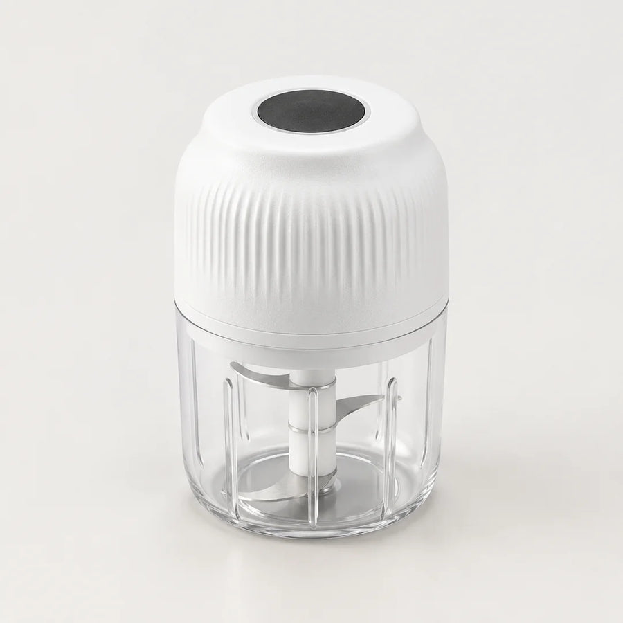 Mini hachoir électrique sans fil blanc à couvercle cannelé et cadran noir sur le dessus, bol transparent de 250 ml