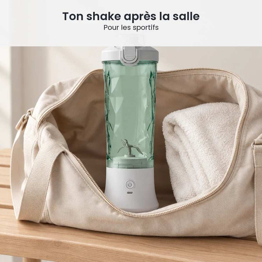 Blender portable blanc 600 ml rangé debout dans un sac de sport ouvert, à côté d'une serviette blanche pliée