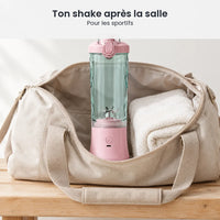 Blender portable rose 600 ml rangé debout dans un sac de sport ouvert, à côté d'une serviette blanche pliée