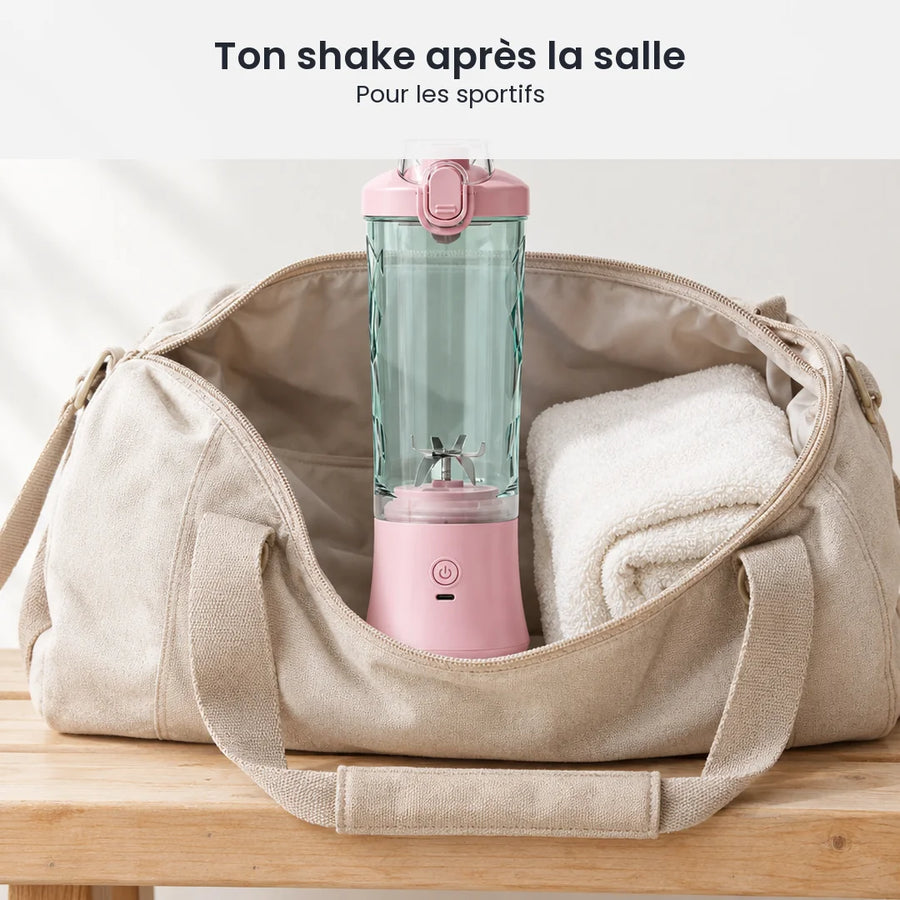 Blender portable rose 600 ml rangé debout dans un sac de sport ouvert, à côté d'une serviette blanche pliée