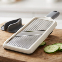 Mandoline à main réglable 3 épaisseurs, gros plan sur les détails
