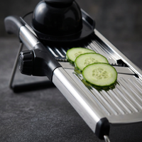 Mandoline professionnelle inox réglable 1 à 9 mm, gros plan sur les détails