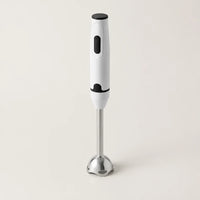 Mixeur plongeant 300 W blanc et noir, poignée blanche à bouton noir et pied inox en cloche, debout sur fond clair