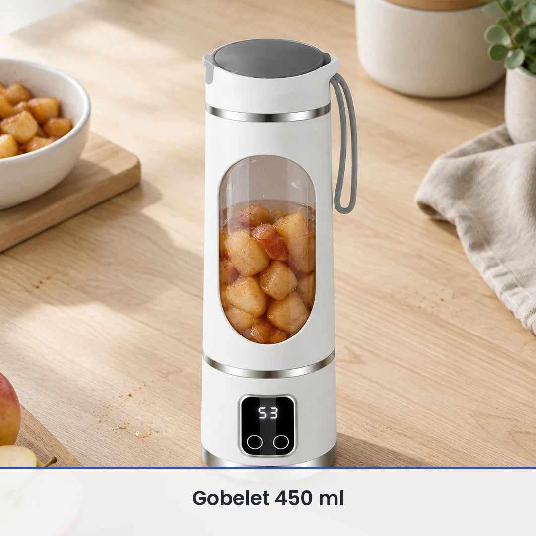 Blender portable blanc 450 ml rempli de morceaux de pommes cuites, posé sur un plan de travail en bois clair