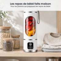 Blender portable blanc rempli de fruits, rangé sur une étagère de cuisine à côté de bocaux et de bavoirs pliés