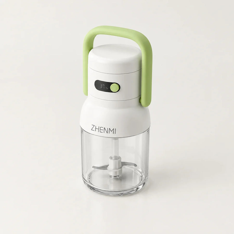 Mini blender électrique blanc à anse verte et écran digital, bol transparent vide avec couteau inox, sur fond clair