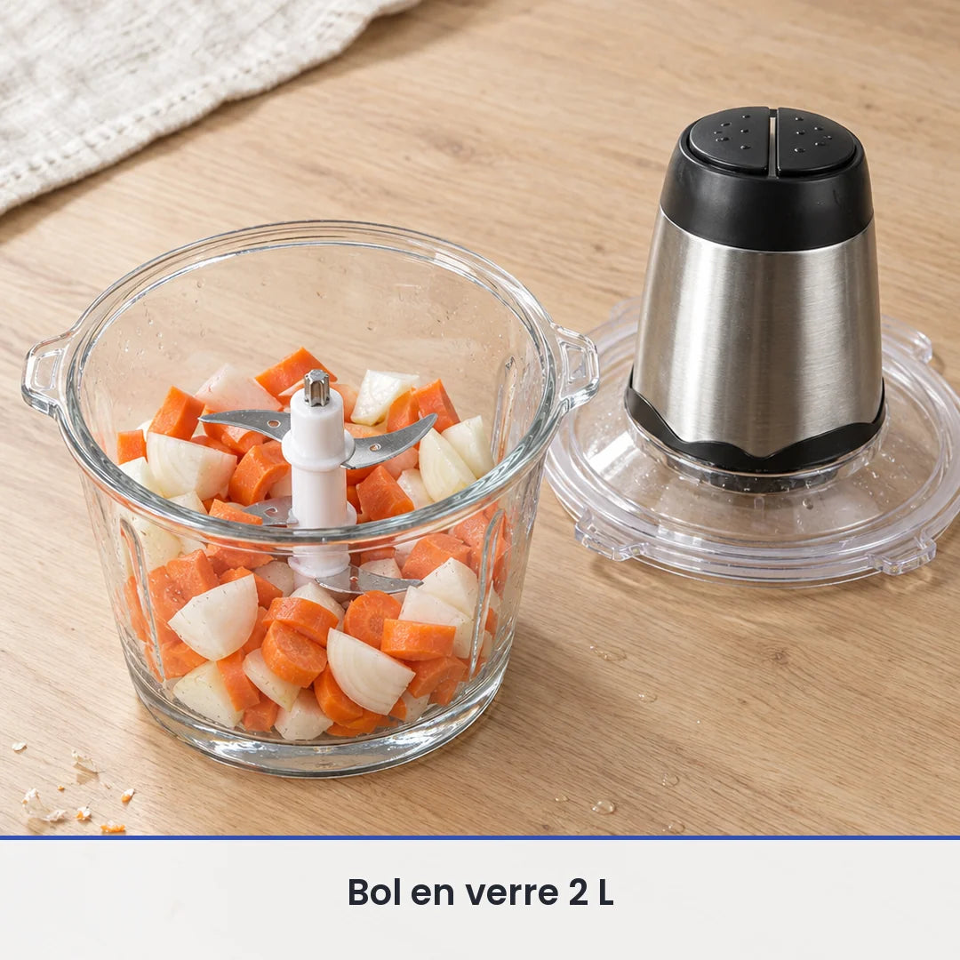 Bol en verre de 2 L du hachoir électrique 300W rempli d'oignons et de carottes, bloc moteur posé à côté