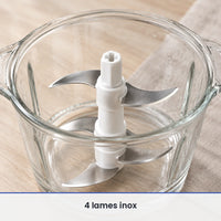 Gros plan sur les 4 lames inox sur deux niveaux du hachoir électrique 300W, axe blanc au centre du bol en verre