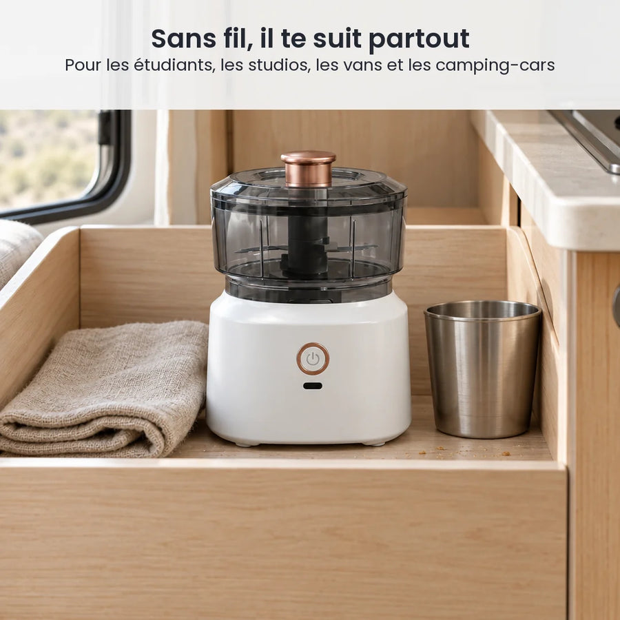 Hachoir électrique sans fil 350 ml blanc rangé dans un tiroir de kitchenette de van, à côté d'un torchon et d'un gobelet