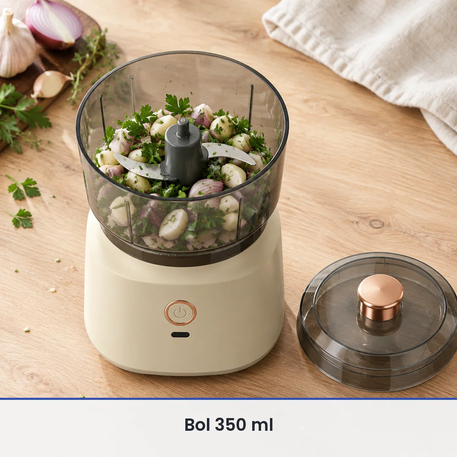 Bol gris fumé de 350 ml rempli d'ail, d'oignon et d'herbes sur le socle beige crème, couvercle à poussoir cuivré à côté