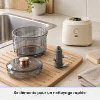 Bol gris fumé, couvercle et couteau du hachoir 350 ml lavés sur un égouttoir près de l'évier, socle beige crème au sec