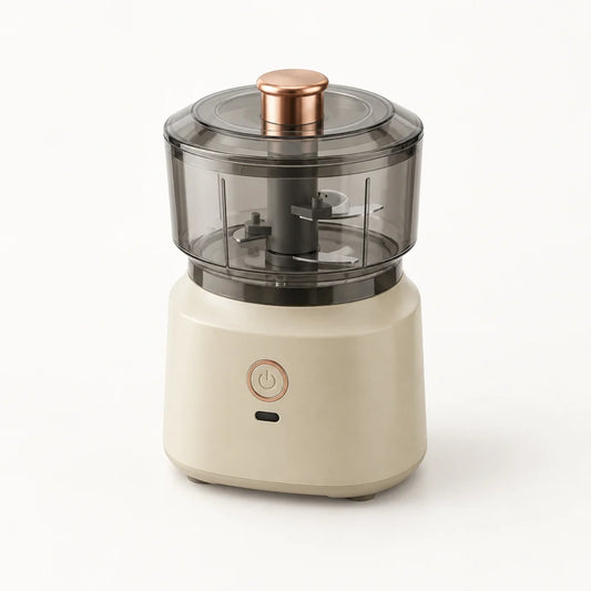 Hachoir électrique sans fil 350 ml à socle beige crème, bol et couvercle gris fumé, poussoir cuivré, sur fond blanc cassé