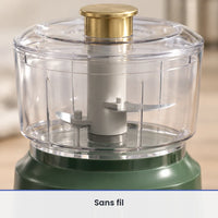 Gros plan sur les lames inox et l'axe blanc du hachoir électrique 350 ml vert sapin, vus à travers le bol transparent