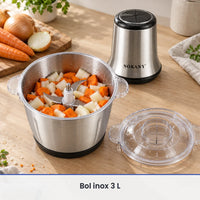 Bol inox de 3 L du hachoir électrique 800W rempli aux deux tiers d'oignons et de carottes, couvercle à côté
