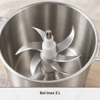 Gros plan sur les 6 lames inox montées sur l'axe central dans le bol inox ouvert du hachoir électrique 800W
