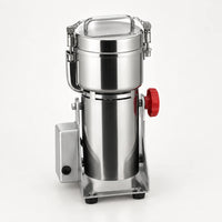 Grand moulin électrique oscillant en inox 2 500 g sur support en U, molette rouge et boîtier gris, sur fond blanc cassé