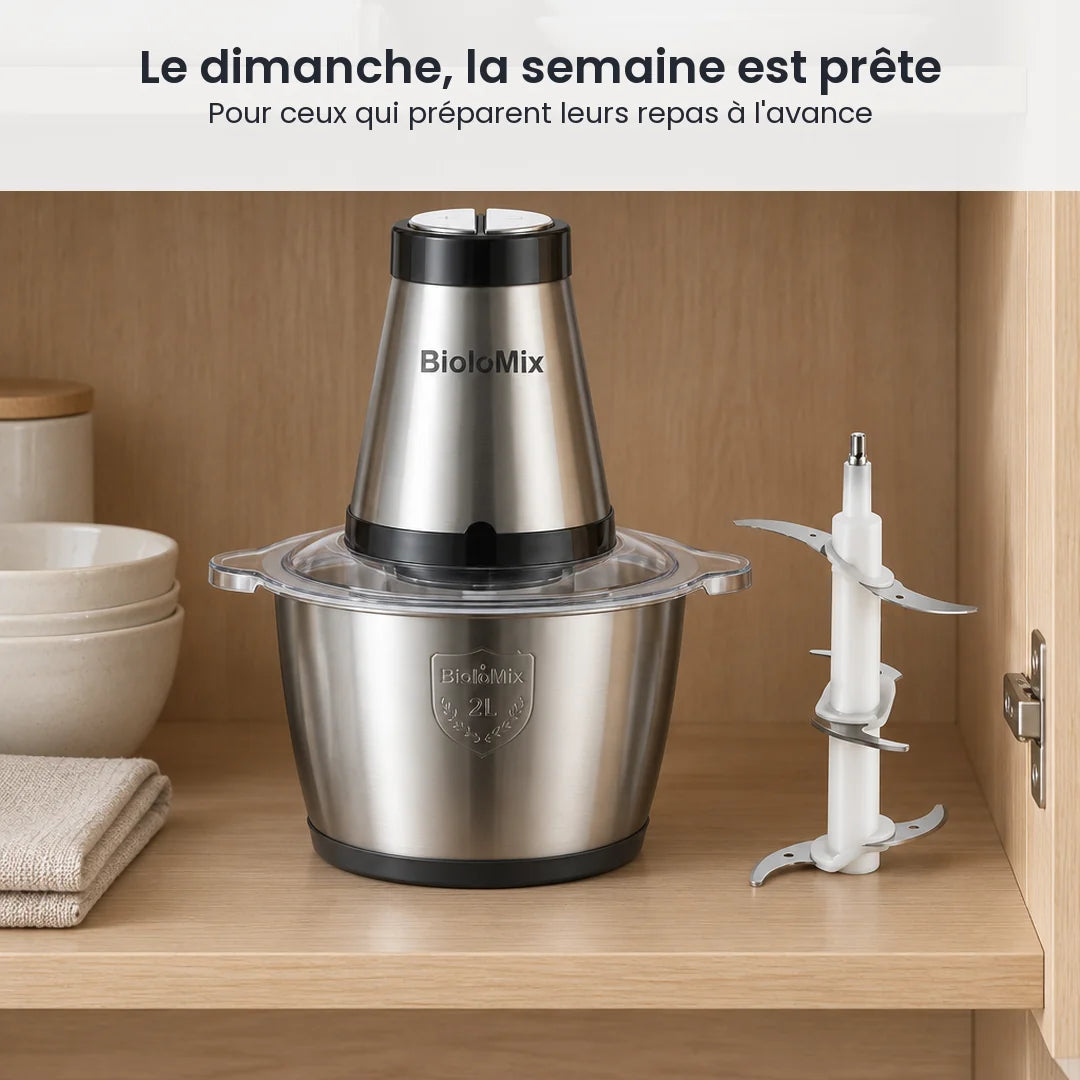 Hachoir électrique BioloMix 500W rangé dans un placard de cuisine, sa lame de rechange posée juste à côté
