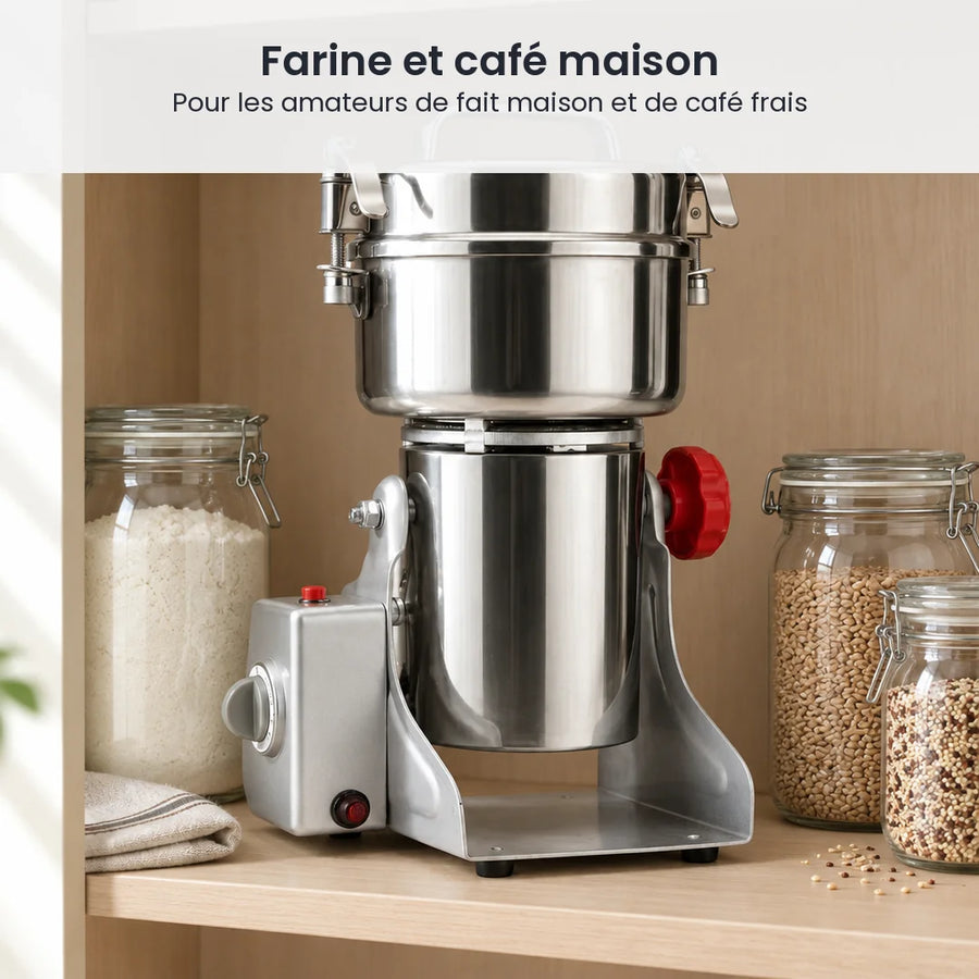 Moulin électrique inox 800 g rangé dans un placard de cuisine clair, entre un bocal de farine et des bocaux de grains