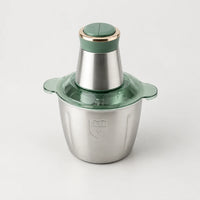 Hachoir électrique inox 2L à dessus et couvercle vert sauge, bol inox gravé d'un écusson, sur fond blanc cassé