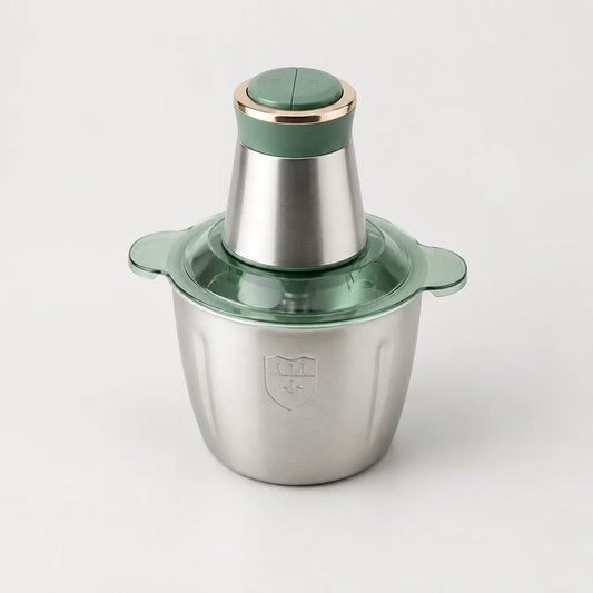 Hachoir électrique inox 2L à dessus et couvercle vert sauge, bol inox gravé d'un écusson, sur fond blanc cassé