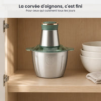 Hachoir électrique inox 2L vert sauge rangé dans un placard de cuisine en bois clair à côté de saladiers empilés