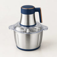 Hachoir électrique inox 5L 500W à dessus bleu marine et poignée cuivrée, grand bol inox, vu en plongée sur fond blanc cassé