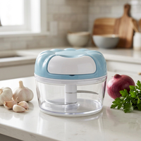 Hachoir à ficelle compact bleu pâle, en situation dans la cuisine