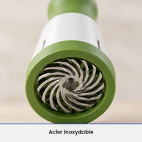 Gros plan sur la grille de coupe ronde verte et ses lames inox en spirale, à la base du moulin à herbes manuel